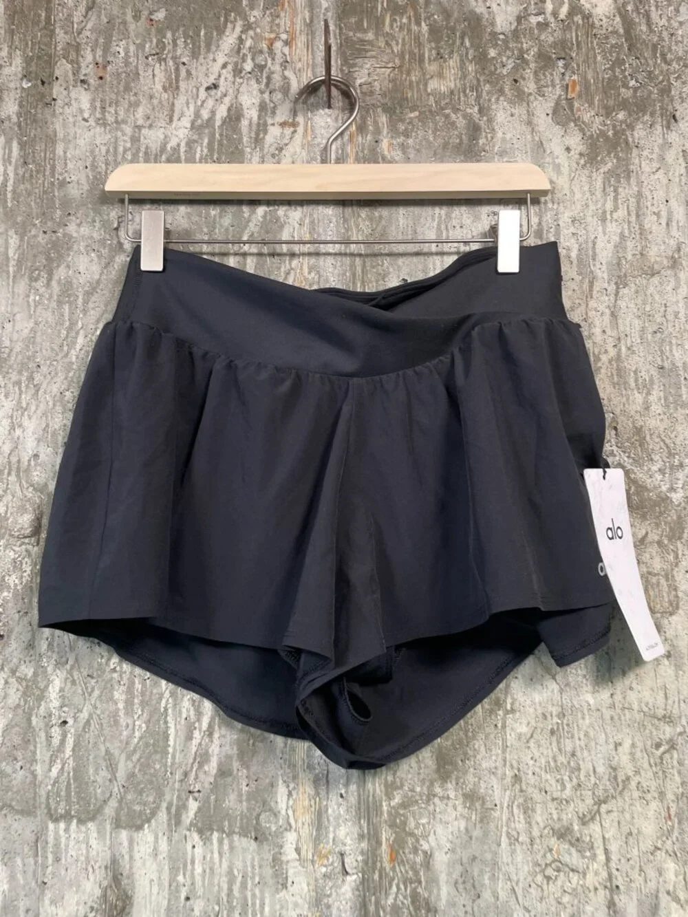 ALO YOGA Women's V-Cute Running Short Size M in Black